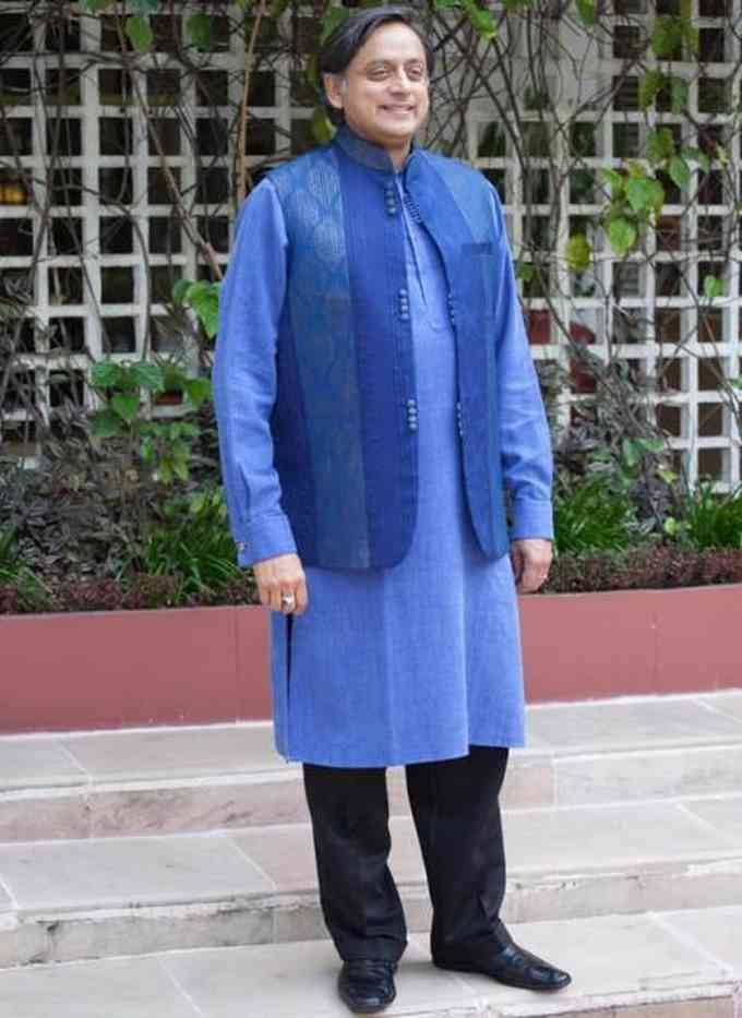 DhillonVijay's tweet photo. कुछ पद से बड़े होते हैं कुछ कद से बड़े होते हैं
जो झुक के खड़े होते हैं, वो खाक खड़े होते हैं
@ShashiTharoor one of the Tallest leader in Indian Politics.
~ विजय ढिल्लों। https://t.co/j98rkxpIIp