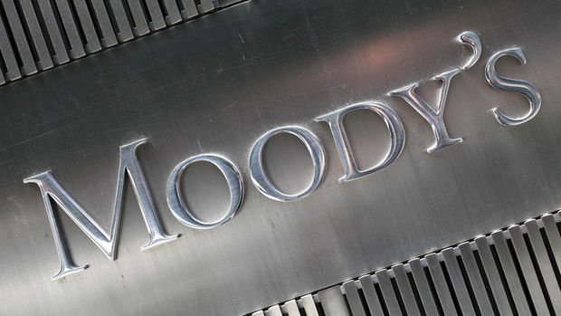 Moody's Türkiye'nin kredi notunu B1'den B2'ye düşürerek 1995'ten bu yana en düşük seviyeye çekti.