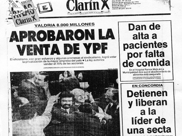 Juan Doe al Twitter: "En el Congreso los diputados peronistas a los abrazos porque lograron la privatización de YPF. Muchos de estos hoy siguen siendo diputados por el kirchnerismo. Qué país raro