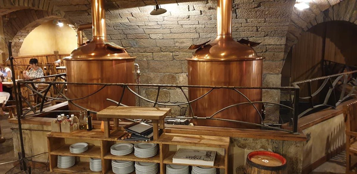 Quiere usted fabricar su propia cerveza? Dispone de 25 m2? Se imagina un maestro cervecero checo realizando su cerveza exclusiva para sus clientes con productos 100% checos, sin filtrar, sin pasteurizar? info@cervezacheca.com