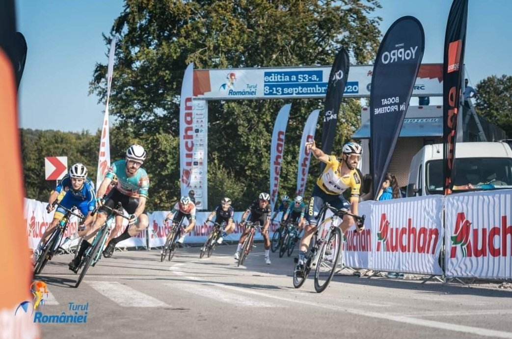 ZXCycling's tweet photo. 🇷🇴 @turulromaniei stage 3 

1 🇷🇴@eduardgrosu
2 🇩🇪N. Holler
3 🇰🇿G. Brussenskiy
4 🇵🇱P. Pekala
5 🇨🇴@jhonatancavar
6 🇭🇺V. Filutas
7 🇷🇴@Tsvetkov13
8 🇸🇪@Erik__Bergan
9 🇰🇿D. Pronskiy
10 🇷🇴E. Dima
11 🇳🇱A. Van Engelen
12 🇵🇱S. Krawczyk
13 🇰🇿S. Astafyev
14 🇷🇴@crista_dani 

#cycling https://t.co/qOEhjHu554