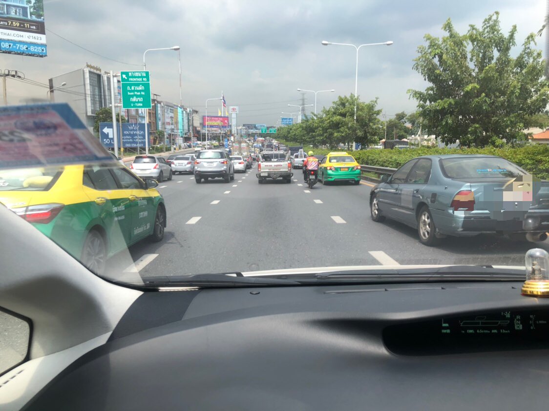 lukekedmel's tweet photo. @js100radio ราชพฤกษ์รถหนาแน่นมากคะ https://t.co/6aW40vQBlF