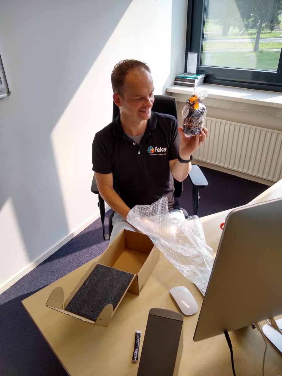 fekaict's tweet photo. Dagnummer 256: vandaag is het #Programmeursdag! Onze code goeroes wisten we gisteren te verrassen; It's not a bug, it's a feature👌🏻 https://t.co/O6eTAMBmyB