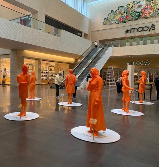 Dünya'dan 359 milyon ışık yılı uzakta olan bir galaksiyi keşfeden, Astrofizikçimiz Burçin Mutlu Pakdil'in heykeli, Dallas’ta bulunan NorthPark Center'da diğer astrofizikçiler ile sergileniyor...