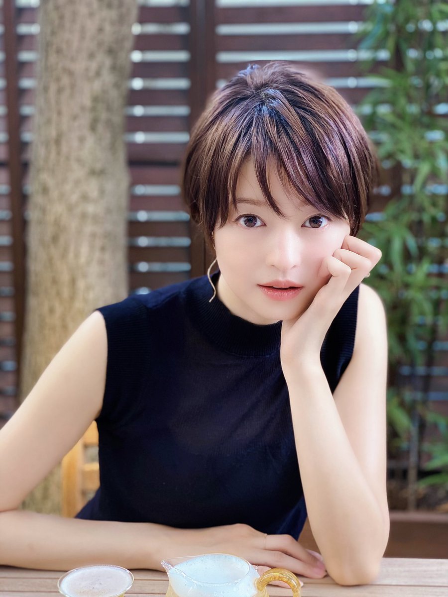 小林涼子 Official Youtube 見てくださって温かいコメントも ありがとうございます 重大な発表 と ドキドキさせてしまい すみません 新しいお仕事の為に とワクワクする反面 ずっとバレエやお仕事をしていたのでここまで髪を切ったことはなく