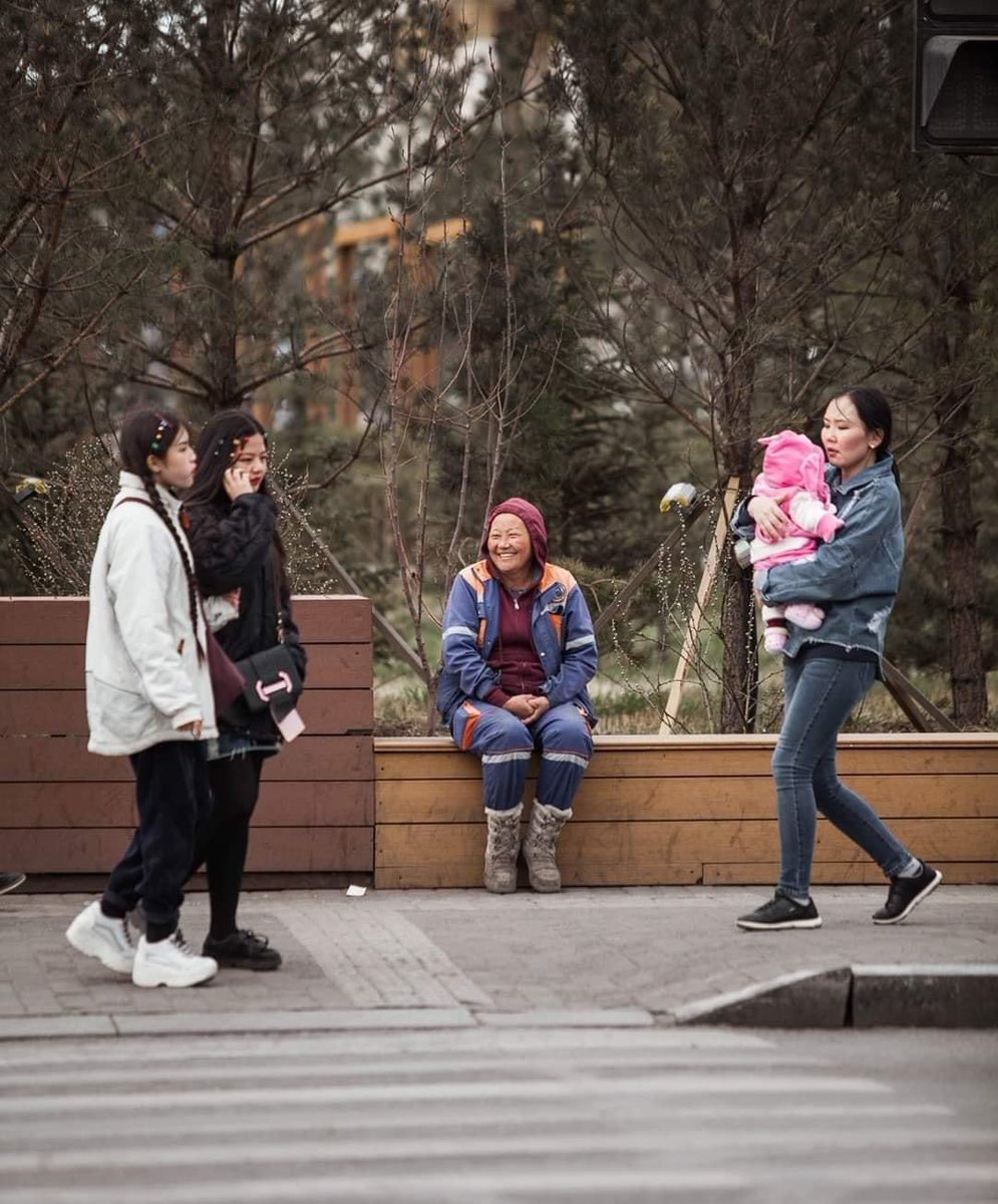 “Бусдын төлөө амьдарч эхлэх тэр үеэс амьдрал илүү утга учиртай болдог” гэдэг дээ.
Тэгэхээр хэдий олон хүнд тустай амьдарна төдий чинээ амьдралаас сэтгэл хангалуун байдал, аз жаргалын амтыг мэдэрнэ гэсэн үг.