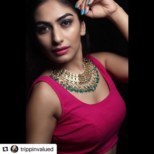 mrsfabbindia's tweet photo. Model - @iarshi_contagious 
Jewellery- @norajewels 
#portraitphotoshoot #jewellery #pictures #models #fashionshoot #beautifulgirls #photoshoot #jewelleryphotography  #missfabbindia #trending  #mrsfabb #mrsfabbindia #mrsfabbpune #pune #winner https://t.co/Tn5lsnLzqn