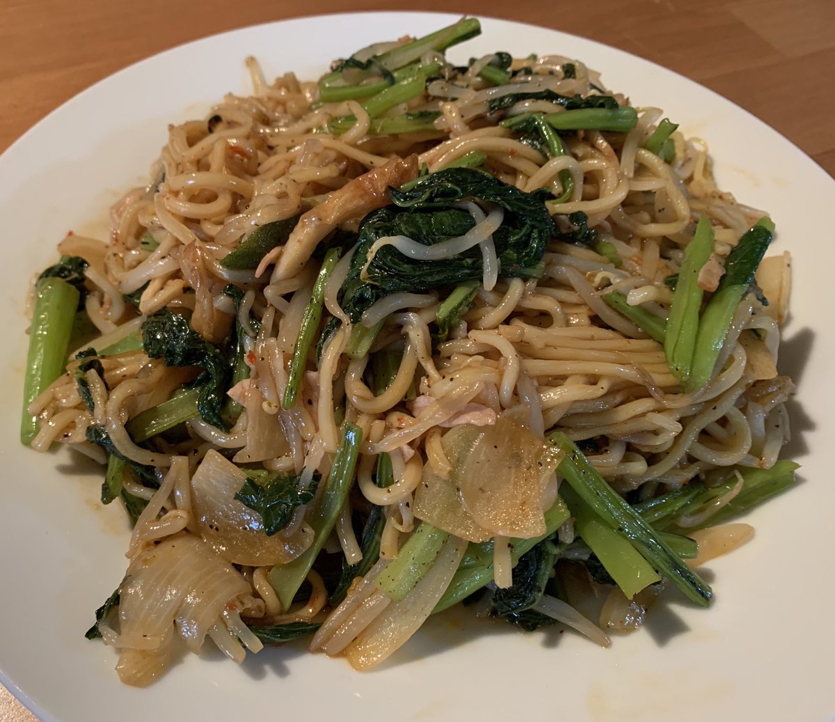 アヒルパン 今日のお昼のまかないご飯 特製焼きそば 余った野菜に竹輪 ハムを加えて ニンニクたっぷり 豆板醤 オイスターソース 焼きそばソースで味付けしました 疲れたカラダにニンニクでパワーアップ Cafepilz カフェピルツ まかないご飯