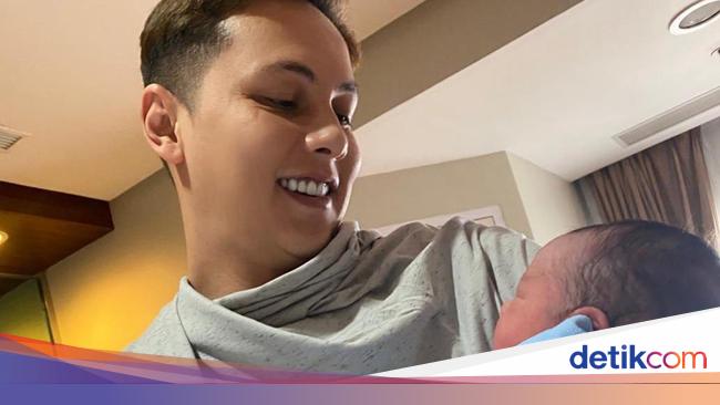 tiffany91198's tweet photo. Andhika Pratama Mandikan Anak Kelima dengan Air Mineral https://t.co/ei04guM4QZ #erickout https://t.co/SkOKA4Me0d