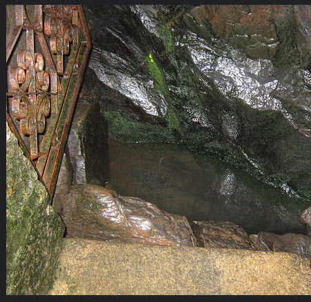 Vasishta Theertham in the top of the Hill CaveVayu Theertham, Harur (western side of the hill)Varuna Theertham, Harur (western side of the hill)Indira Theertham, Andiyur (Mondukuli) (eastern side of the hill)Yama Theertham, Veppampatty (southern side of the hill) @InfoVedic