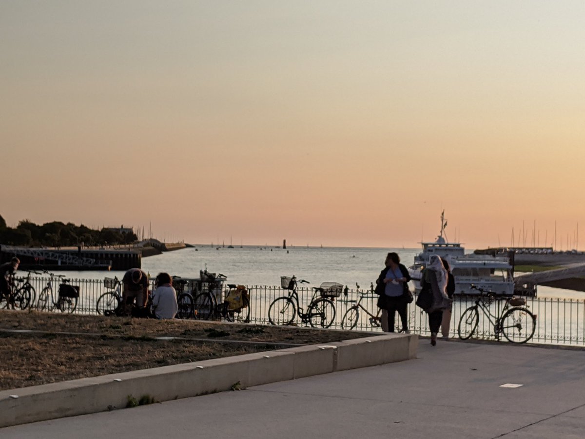 aurelievache's tweet photo. Toutes les bonnes choses ont une fin 😉
En attente dans "l'autocar de la @sncf" pour près de 6h de route/rails ^^
Au revoir La Rochelle et le @jugsummercamp
C'était bien sympa de découvrir cette conf orchestrée de main de maître et de revoir les copains 😀
#JSC2020 https://t.co/WqoovpzMIi