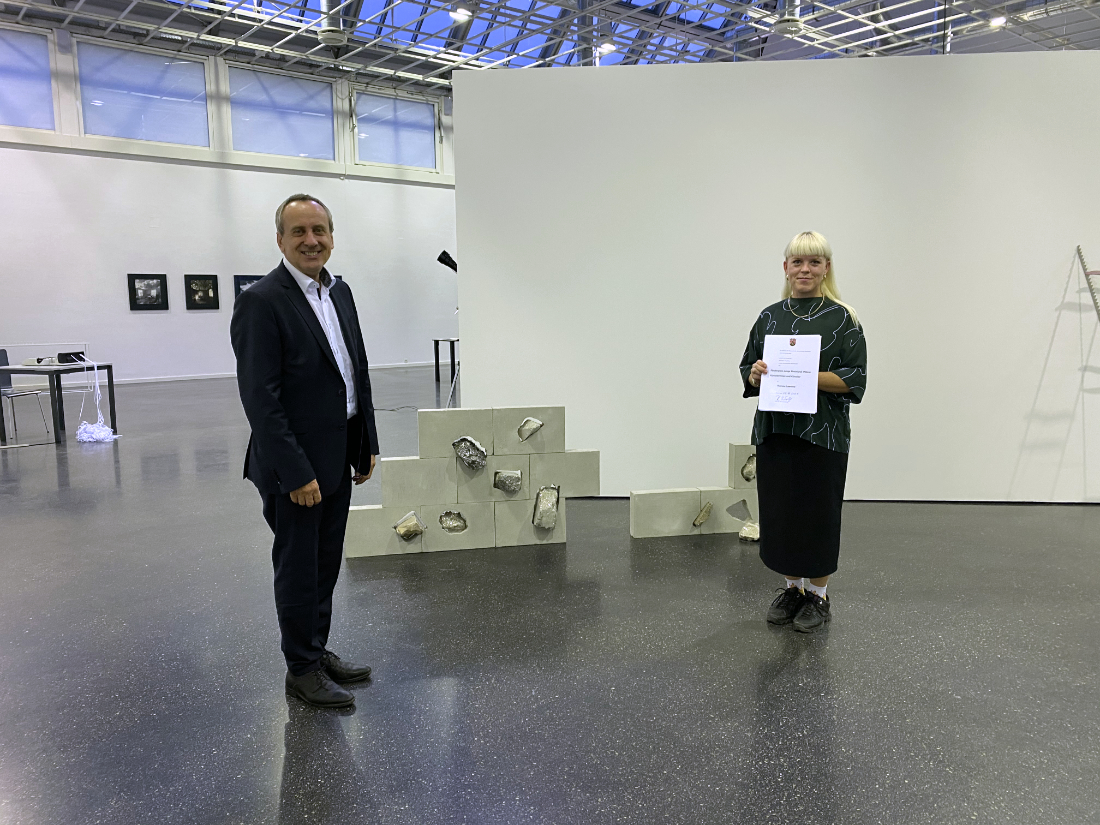 MWGRLP's tweet photo. Emy-Roeder-Preis 2020 verliehen: Kulturminister Konrad #Wolf übergab den Förderpreis „Junge Rheinland-Pfälzer Künstlerinnen und Künstler“ an Theresa Lawrence und den Emy-Roeder-Preis an Tobias Becker. Die Ausstellung des #KunstvereinLudwigshafen läuft noch bis zum 8. November. https://t.co/6q6Bjw1kzk