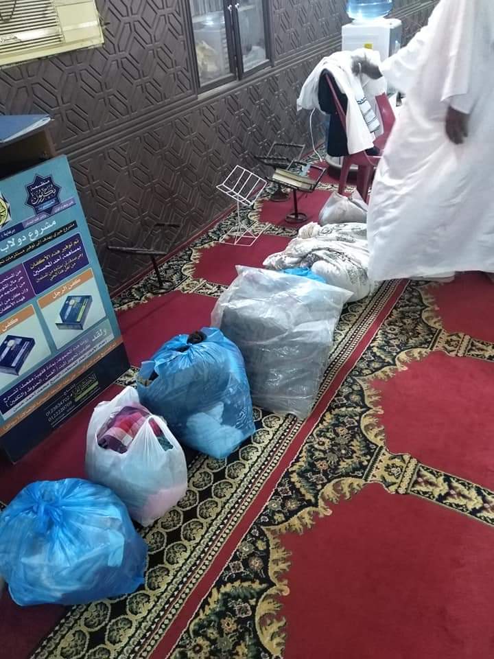 AsimMSaid's tweet photo. في مسجد بالفيحاء بالخرطوم بحري
تكلم الخطيب عن التبرع للمتضررين وشحذ الهمم
فقام احد المصلين عقب الصلاة
وتكلم عن ضرورة الانفاق مما تيسر
ثم خلع جلبابه واعلن انه تبرع به
فتتابع الناس يذهبون الى بيوتهم وياتون بالملابس
(من سن سنة حسنة...)
#ا��سودان_فيضان2020 https://t.co/uXpo4wsJYy