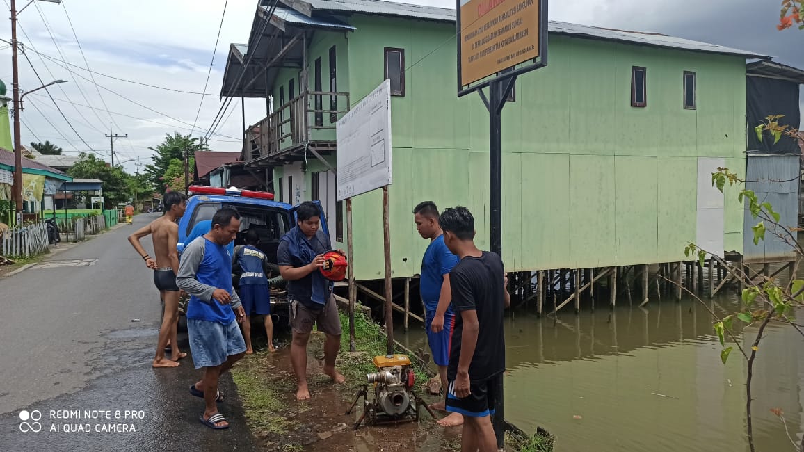 Sekitar pukul :11:40 ,Sabtu,12-9-2020.Kebakaran di Jl.Swadaya tani jalur 5 RT. 10 Kel.Alalak Selatan,Kec.Banjarmasin Utara Kota Banjarmasin,Menghanguskan 1 buah rmh yg di huni 1 KK 4 Jiwa A/N Rusli

~IG:<a href="/BPKPANGERANMUDA/">PANGERAN MUDA FIRE</a> Youtube: BPKPANGERANMUDA 

#PEMADAMBANJARUTARA
