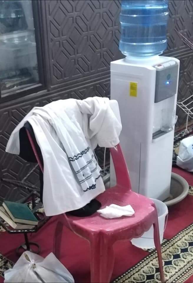 AsimMSaid's tweet photo. في مسجد بالفيحاء بالخرطوم بحري
تكلم الخطيب عن التبرع للمتضررين وشحذ الهمم
فقام احد المصلين عقب الصلاة
وتكلم عن ضرورة الانفاق مما تيسر
ثم خلع جلبابه واعلن انه تبرع به
فتتابع الناس يذهبون الى بيوتهم وياتون بالملابس
(من سن سنة حسنة...)
#ا��سودان_فيضان2020 https://t.co/uXpo4wsJYy