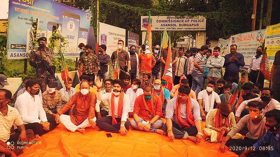 SuPriyoBabul's tweet photo. Strongly Condemn the Arrest &amp; Police Atrocity meted out to @BJYM State Pres Honble MP SoumitroKhan&amp; my BJYM brothers in Asansol who were peacefully protesting the wrongful arrest of BJYM State Sec. BappaChatterjee • @WBPolice have bcum mere slaves of #TMchhi #BanglarLojjaMamata https://t.co/AmNG8FJSZe