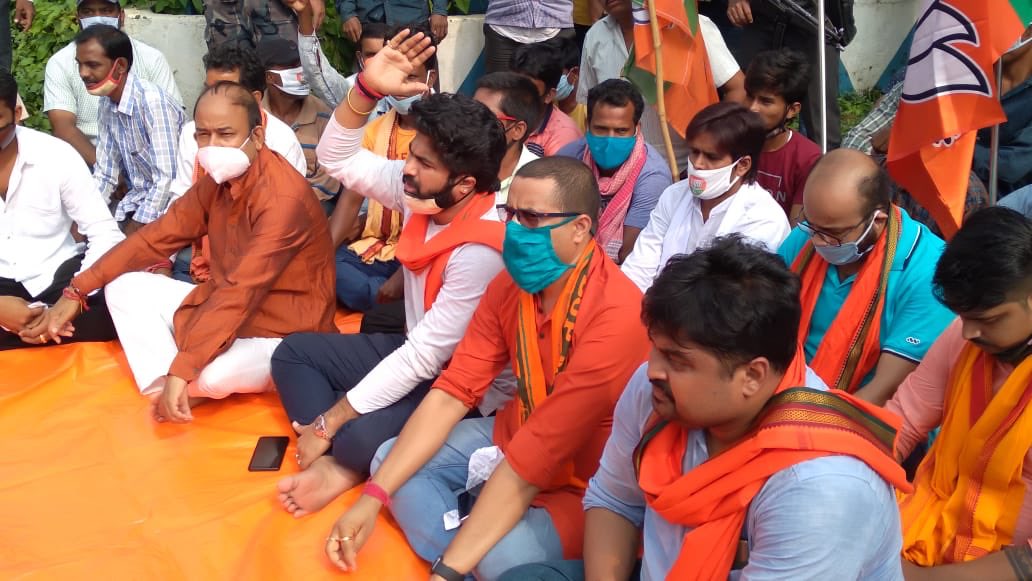 SuPriyoBabul's tweet photo. Strongly Condemn the Arrest &amp; Police Atrocity meted out to @BJYM State Pres Honble MP SoumitroKhan&amp; my BJYM brothers in Asansol who were peacefully protesting the wrongful arrest of BJYM State Sec. BappaChatterjee • @WBPolice have bcum mere slaves of #TMchhi #BanglarLojjaMamata https://t.co/AmNG8FJSZe
