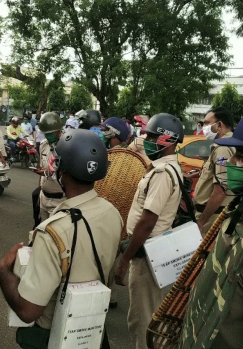 SuPriyoBabul's tweet photo. Strongly Condemn the Arrest &amp; Police Atrocity meted out to @BJYM State Pres Honble MP SoumitroKhan&amp; my BJYM brothers in Asansol who were peacefully protesting the wrongful arrest of BJYM State Sec. BappaChatterjee • @WBPolice have bcum mere slaves of #TMchhi #BanglarLojjaMamata https://t.co/AmNG8FJSZe