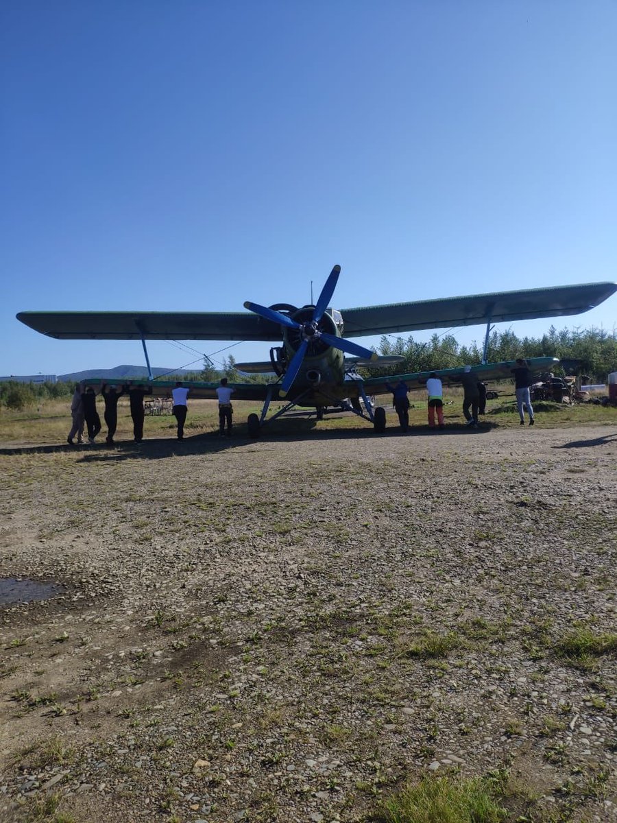толкать самолёт до стоянки по субботам, уже стало традицией. в прошлый раз лопнуло заднее колесо, сегодня не было искры🌝
я не суеверная, но парашют на всякий случай переуложила🌚