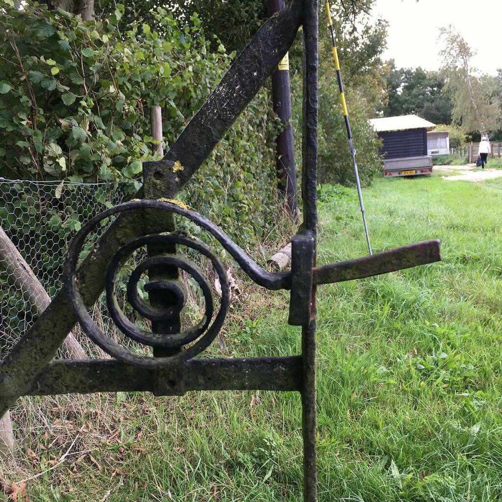 QueensPromenade's tweet photo. Brilliant internally sprung gate latch #gate #gatecatch #gatelatch #internalspring #metalwork #rurallife @visit_suffolk @explore.suffolk @suffolklatchcompany https://t.co/A1z6KkV87t https://t.co/u9EBtN7xhc
