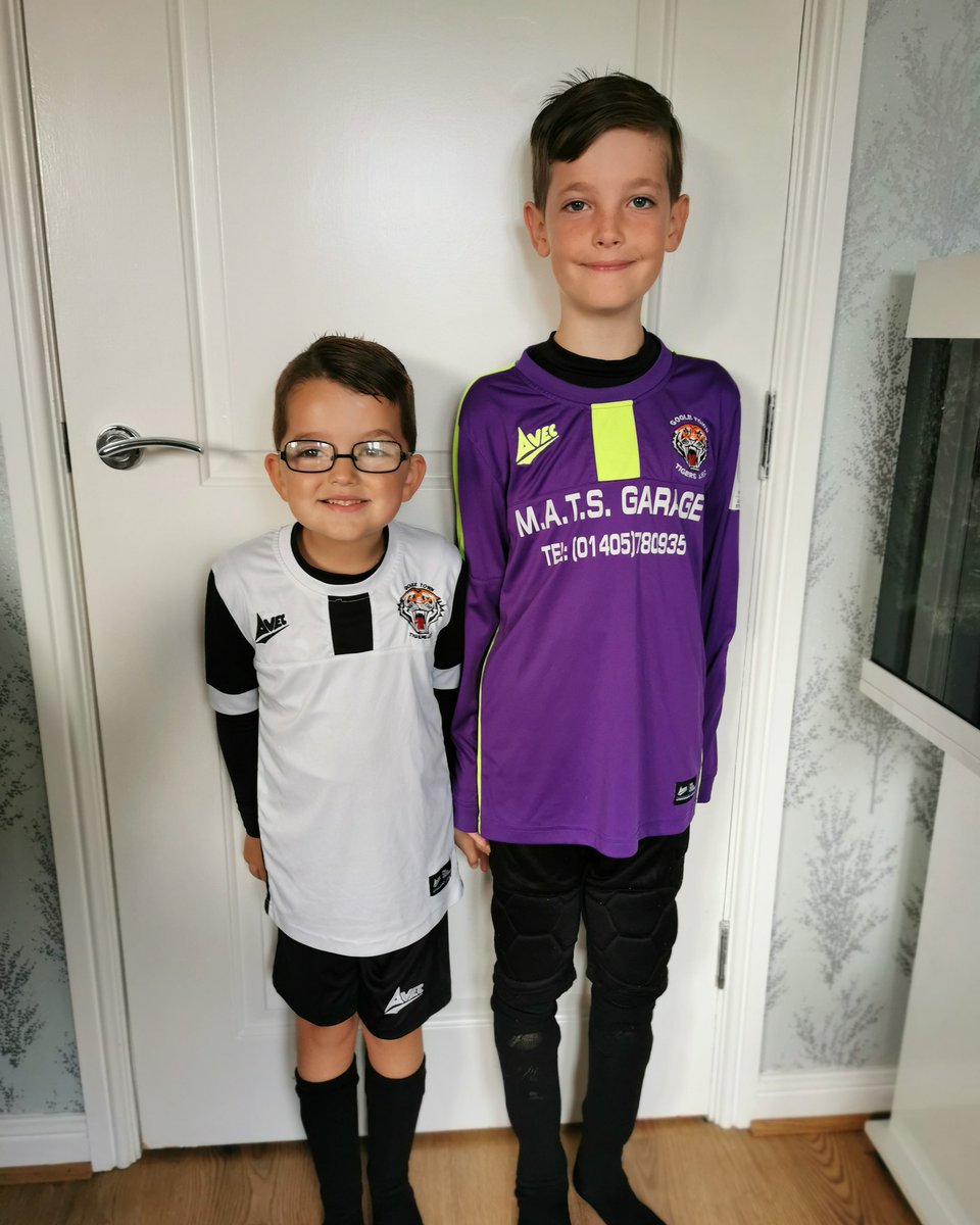 kaylebradders's tweet photo. 🎉Finally we can resume football 🎉

Matt's first game today with Goole town tigers under 7's and Jacks going into under 10's ⚽

Steve's off with Jack and I'm off with Matt 🙃 absolute carnage but wouldn't have it any other way 💙 https://t.co/t30gEjcSQW