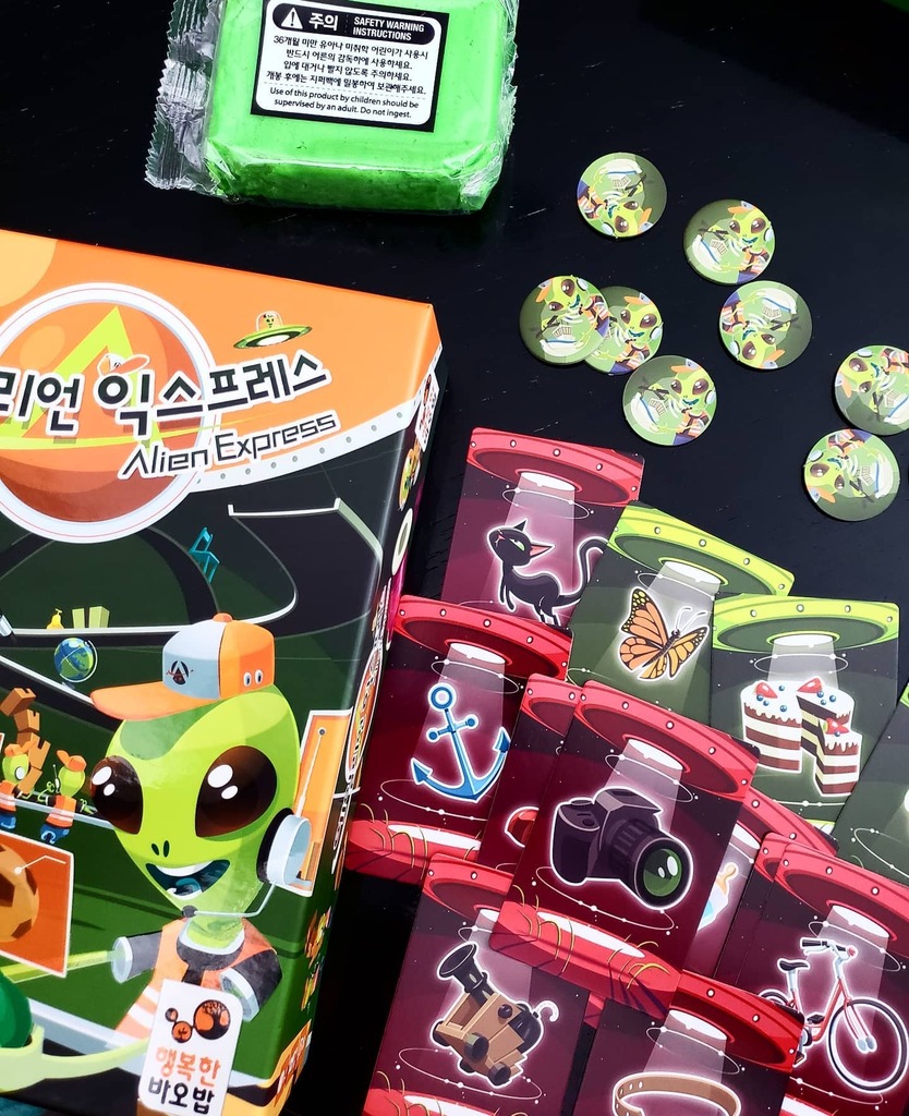 BoardGamerSteph's tweet photo. I look forward to checking out Alien Express from @happy_baobab_en! It involves modeling clay and lots of cards with pictures. Gonna be fun! #bgg #alienexpress #Allthegames #happybaobab #partygame #newgames https://t.co/jqWEXse8Qs