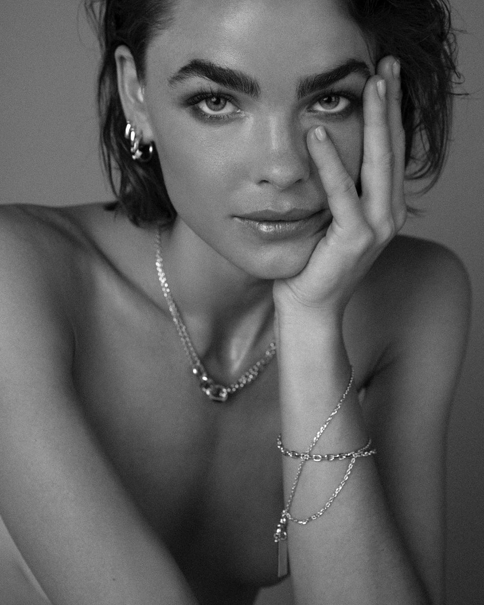 fmd1_com's tweet photo. Buzz of the Day: #BambiNorthwoodBlyth co-designs capsule collection for #FandH Jewelry https://t.co/mBTzn5Sg5x https://t.co/AsFqRs401u
