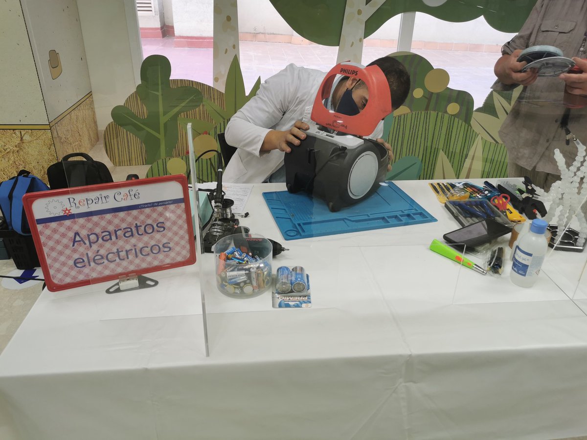 LuisMartinNuez's tweet photo. Viernes tarde sesión de #CafeRepair @hercosuministro 

¡100% de reparaciones! Luchando contra la obsolescencia programada desde @AInventores junto a @CCyEAAragon

🔌💡⚡👨‍🔧👩‍🔧 https://t.co/p8B2p0IZ9G