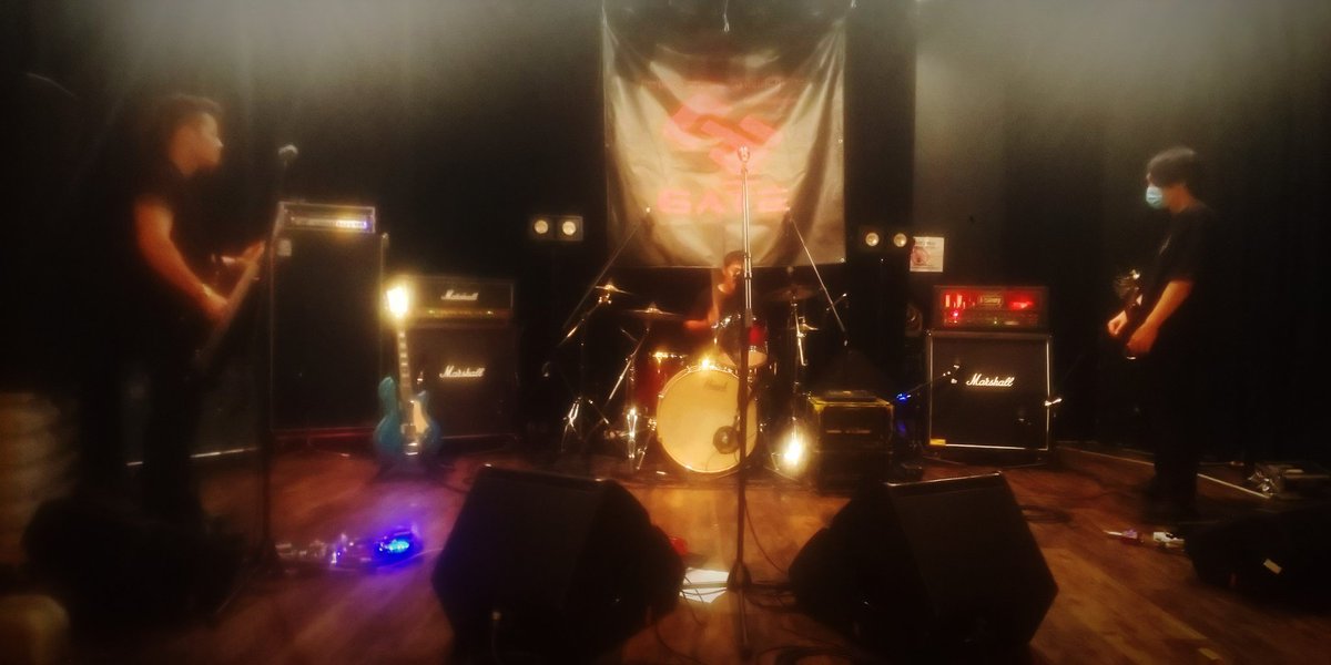 swallowrhivs's tweet photo. FNH、和歌山GATE @GATE_WAKAYAMA 入りしました、リハ始めるね。
#4P4
#clubGATE
#FIFTHNEWHEAVY
#DRAWINTODISORDER
#SPLITGIGS
#和歌山
#NAPPY https://t.co/jNr6MLCjE4