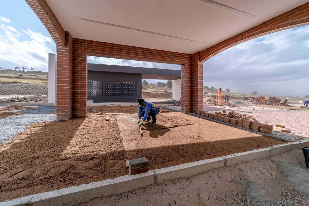 Ndiks17's tweet photo. Kings Gate Estate, is taking shape. We purchased 3 House and an Apartment for our members and we cant wait for 2021 to them move in.

Property is a Lifestyle. The Power of Property Stokvelling  cc @PStokvel https://t.co/OS6W8lqLb9