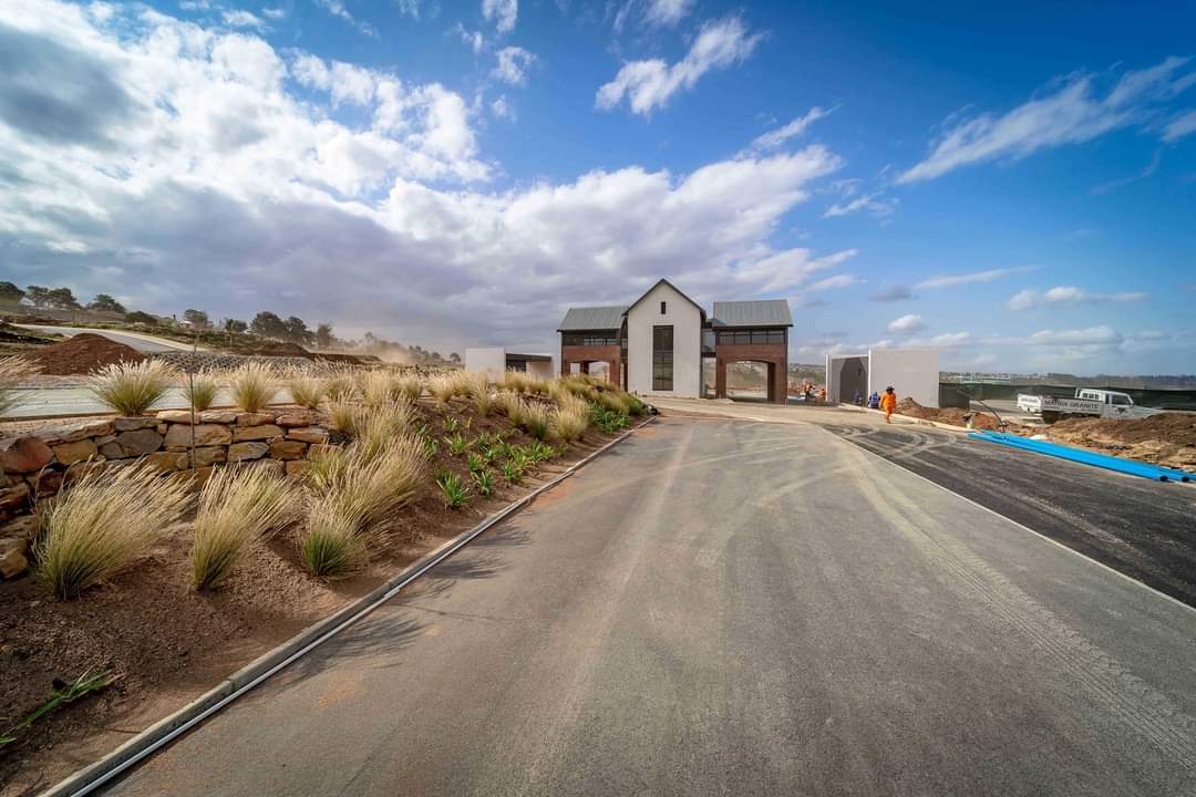 Ndiks17's tweet photo. Kings Gate Estate, is taking shape. We purchased 3 House and an Apartment for our members and we cant wait for 2021 to them move in.

Property is a Lifestyle. The Power of Property Stokvelling  cc @PStokvel https://t.co/OS6W8lqLb9