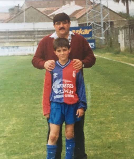 After he had recovered and his career was about to begin, he was labelled as “too short” by some clubs which somehow meant he had “no potential”. Sporting Gijón, his local club helped him by giving him his first team debut in the year 2000-2001 and a chance to prove himself.