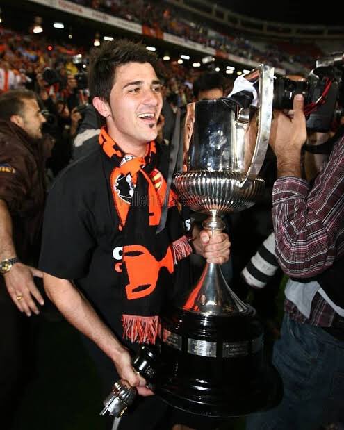 Fending off serious interest from all the top clubs in Spain, Villa remained loyal to Valencia. He scored at least 20 goals in each season and won the Copa Del Rey with them, the club’s first trophy in 4 years.