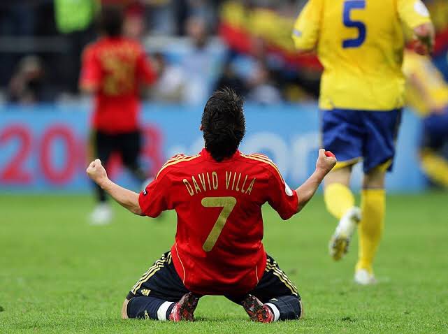 David Villa’s versatility enabled him to play a number of positions up front and this was of huge help to any manager in case of unfortunate injuries to other players. During his career he played as a second striker, winger, attacking midfielder and even as a striker.