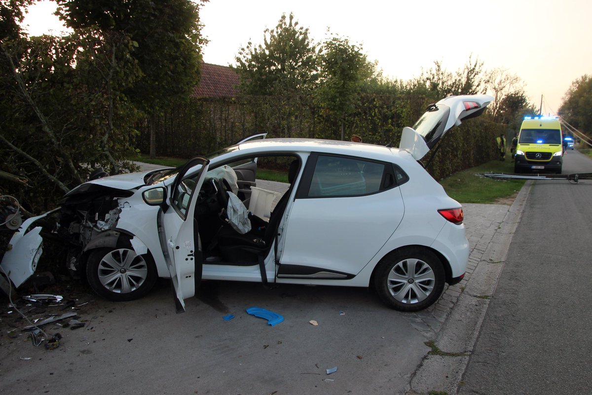 GVanhessche's tweet photo. Vrijdagavond raakte een jonge bestuurster lichtgewond bij een zwaar ongeval. In de Sint-Denijsstraat in Zwevegem kwam ze tegen een elektriciteitspaal terecht. Die knakte af en de wagen werd tot schroot herleid. De bestuurster diende niet opgenomen te worden in het ziekenhuis. https://t.co/wwBeNqSvAu