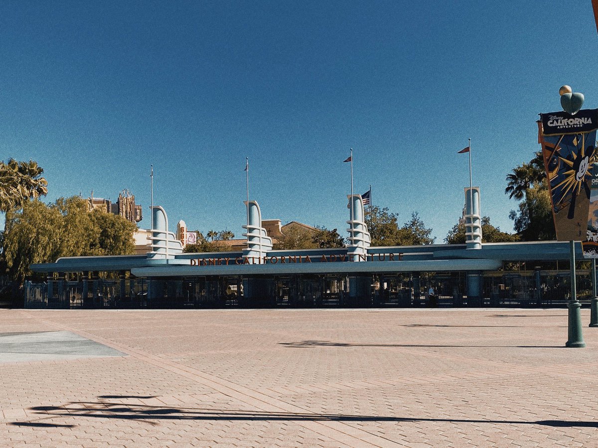 Both entrances for Disney’s Hollywood Studios & Disney California Adventure are inspired by the Pan-Pacific Auditorium.