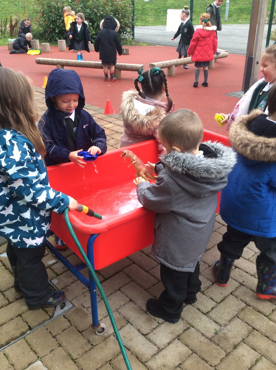 bedford_f2's tweet photo. What a busy first week we have had in F2. We have loved exploring our new environment - inside and outside - and making new friends. ***Donβt forget your wellies for Monday*** water play is much more fun with dry feet ππ¦π¦@Bedford_Drive #EYFS #firstweekfun https://t.co/X9civWqsxt