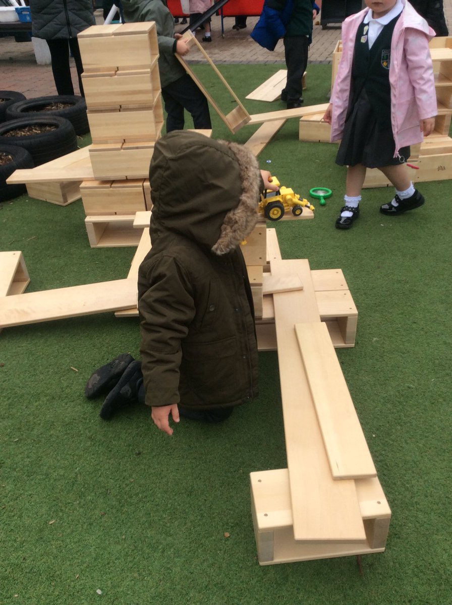 bedford_f2's tweet photo. What a busy first week we have had in F2. We have loved exploring our new environment - inside and outside - and making new friends. ***Donβt forget your wellies for Monday*** water play is much more fun with dry feet ππ¦π¦@Bedford_Drive #EYFS #firstweekfun https://t.co/X9civWqsxt