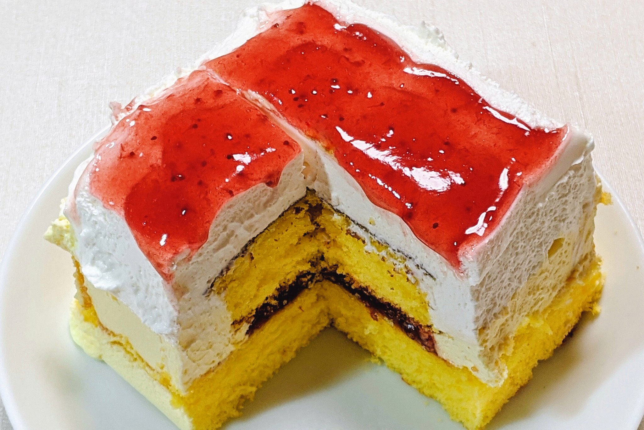 からしニコワ 6層のたっぷり苺ショートケーキ 1個748kcal サイズが結構大きい 皿に出すときに形が少し崩れた 外側から見えるのは4層 内側に2層隠れている ホイップクリームやカスタードクリームが控えめに感じられるくらい 苺ソースが濃かった からしニコワ 6層のたっぷり苺ショートケーキ 1個748kcal サイズが結構大きい 皿に出すときに形が少し崩れた 外側から見えるのは4層 内側に2層隠れている ホイップクリームやカスタードクリームが控えめに感じられるくらい 苺ソースが濃かった