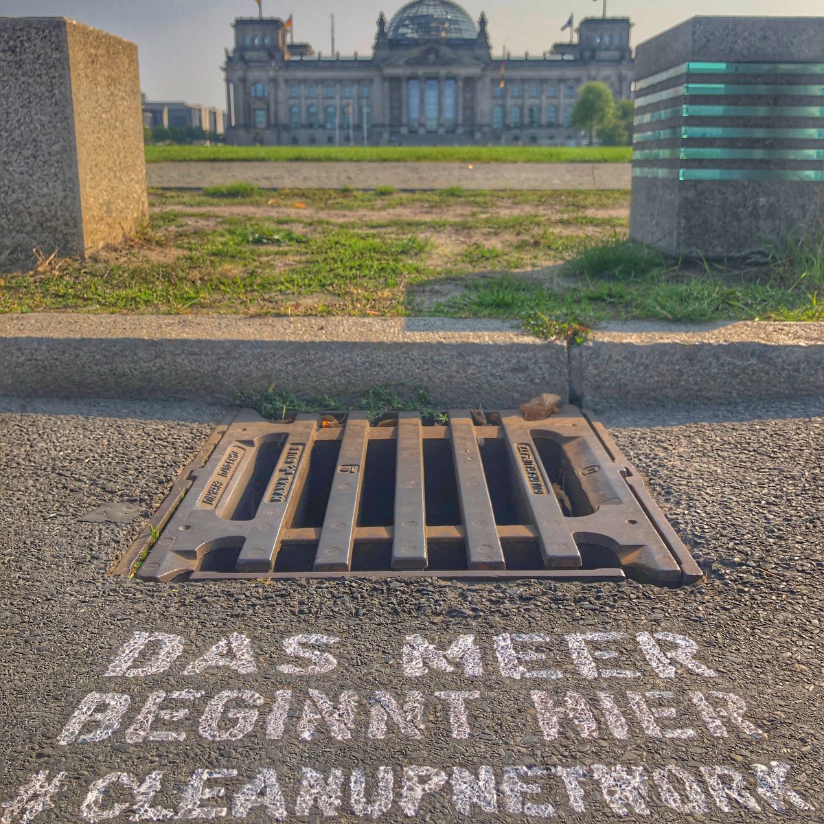 mhf_berlin's tweet photo. Auch wenn kein Strand und keine Wellen zu sehen sind. Auch dieser Gulli ist irgendwie Küste. #maldrübernachdenken #cleanupnetwork https://t.co/ohRU8bRPvN