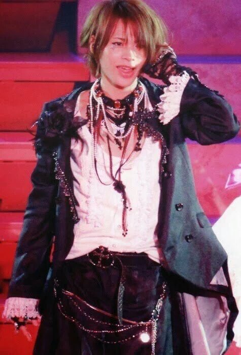 kiskkisss's tweet photo. チャンカパーナを踊らないどころか最後にマイクスタンドを逆さに抱えてたで話題の上田くんだけど、10年程前は上田くんもあざと可愛い好青年でした。甘栗天使のマウピまた見たいです https://t.co/aDaNCCUJ88