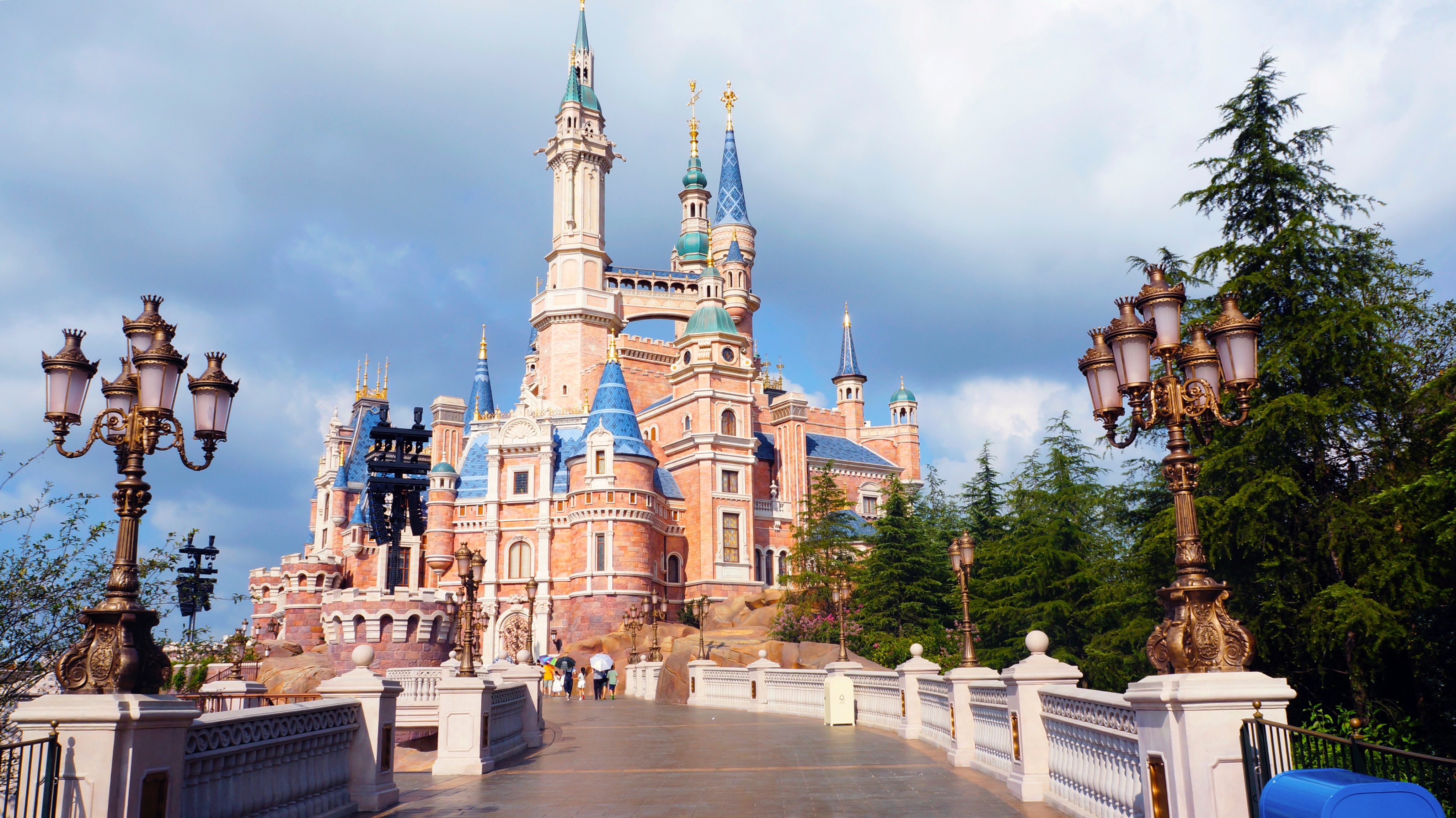 Liam R Findlay Which Disney Castle Would Provide The Strongest Defence In An Attack From The Front An Amateur Analysis 6 Shanghai Pros Twisty Route To Entrance Thick Lofty