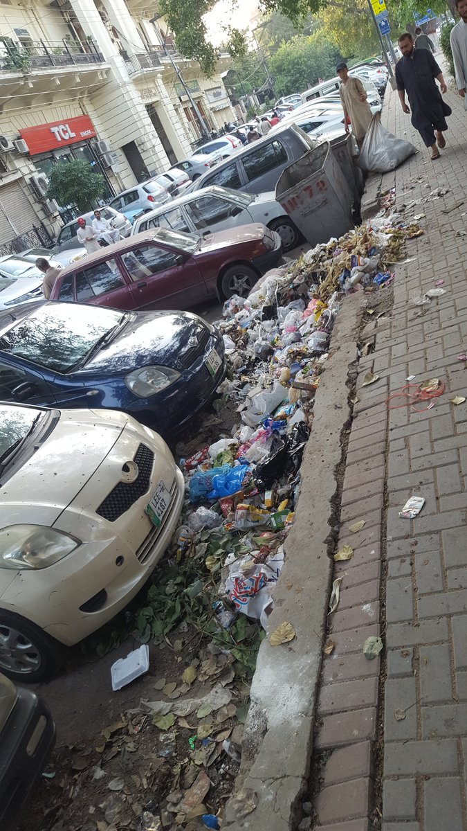 ChShoaibSaleem's tweet image. This is Diyal Singh Mansion Mall Road's footpath. Held my breathing while passing by this #stinking #heap of #garbage. One can imagine situation in other areas of #Lahore.
@UsmanBuzdar
@PtiGovernMent
@ImranKhanPTI 
#citydistrict