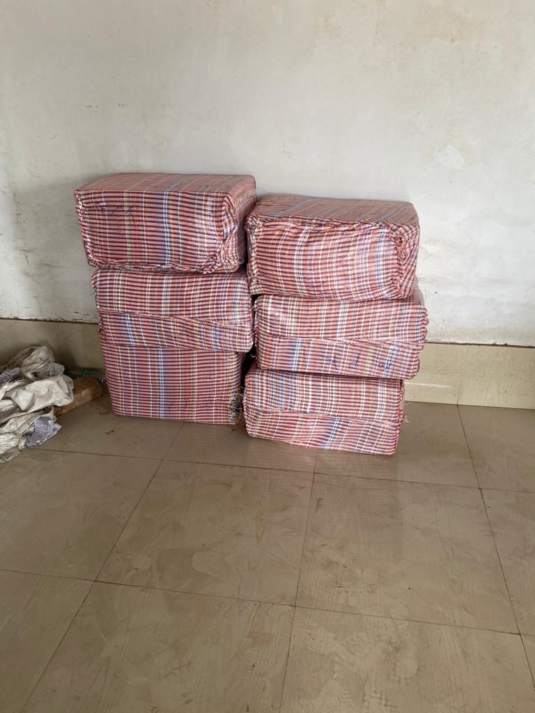 kolkata_customs's tweet photo. Indian Customs in Kolkata guarding Economic frontiers while fighting #COVID19.
On 12/09/2020 officers of the Preventive Commissionerate effected seizure of foreign origin cigarettes valued Rs.9,78,000 at Howrah station.

#IndianCustomsAtWork https://t.co/XzxQ4YelNB