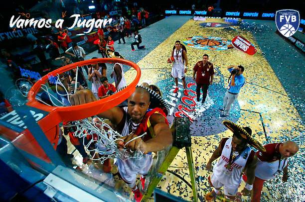 FVBbasketball's tweet photo. Tras lograr el boleto a los Olímpicos Río 2016 #LosGuerreros se vieron en la final a @cabboficial y derrotaron a la albiceleste 🇻🇪7️⃣6️⃣-7️⃣1️⃣🇦🇷 para lograr por primera vez el campeonato de América 🏆 ¡Gracias muchachos! Ustedes marcaron el camino #JuntosSomosMas… https://t.co/60VxE48e6E