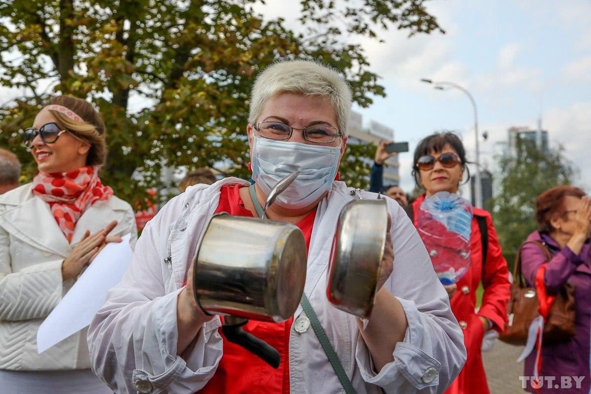 В Минске сегодня прошел `Женский марш`, который сопровождался задержаниями. Винтили меньше, чем в Париже, но тем не менее, несколько десятков арестованных набрали. Все это сопровождалось истерическим визгом. Кастрюли прилагаются.