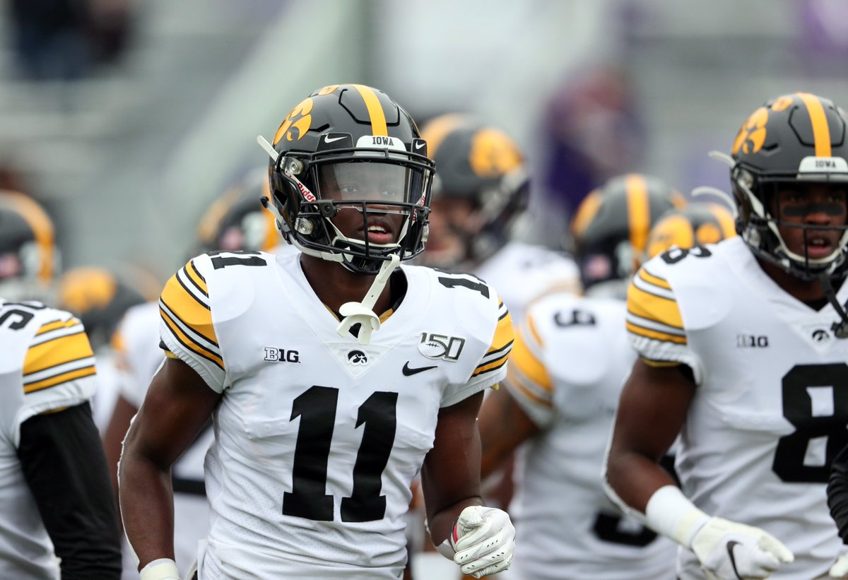 LegacyHawks's tweet photo. HBD @GotMo_J | We hope you have a great day and best of luck this Monday! Go Hawks! | #LegacyHawk @Broncos https://t.co/BnO1qBdtuP