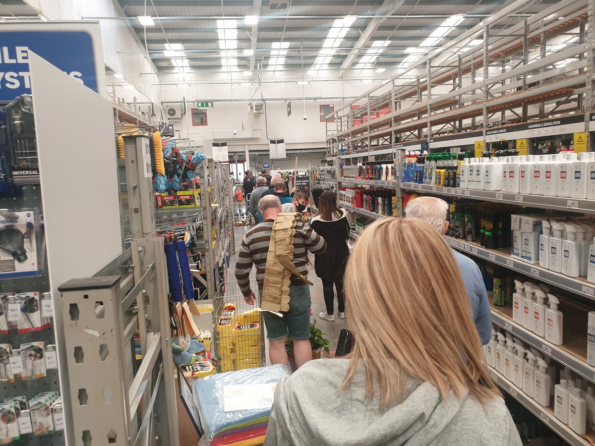 Saturday  <a href="/BandQ/">B&Q</a> East kilbride massive que and only 3 cashiers working