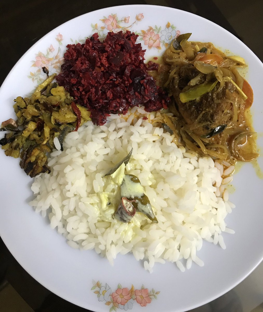 ardramaanasam's tweet photo. When the lunch plate makes you think of pookkalam, you realise Onam hasn’t left your veins.

With rice and pulisseri: 
• Kaaya Mezhukkupuratti
• Beetroot Thoran
• Karimeen Mappas

#ABCHomeFood https://t.co/yLSLcnjQNo