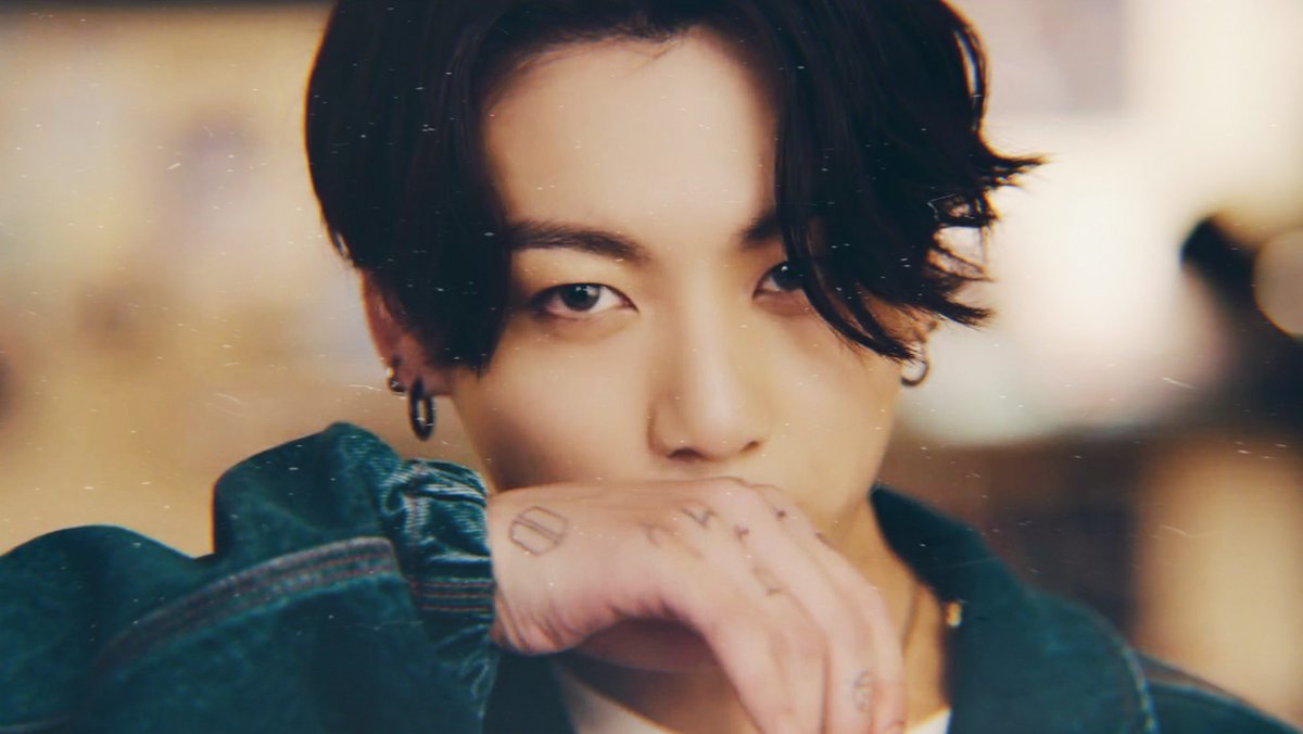 BTSの濃い上下デニムのふわふわ黒髪センター分けのかわいい男の子は